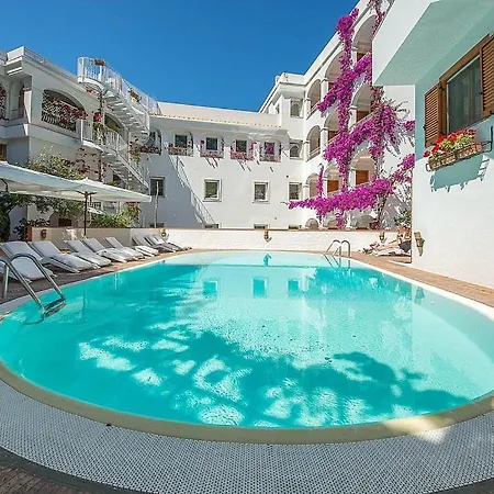 Sleeps 2 Pool Air Con Wifi
